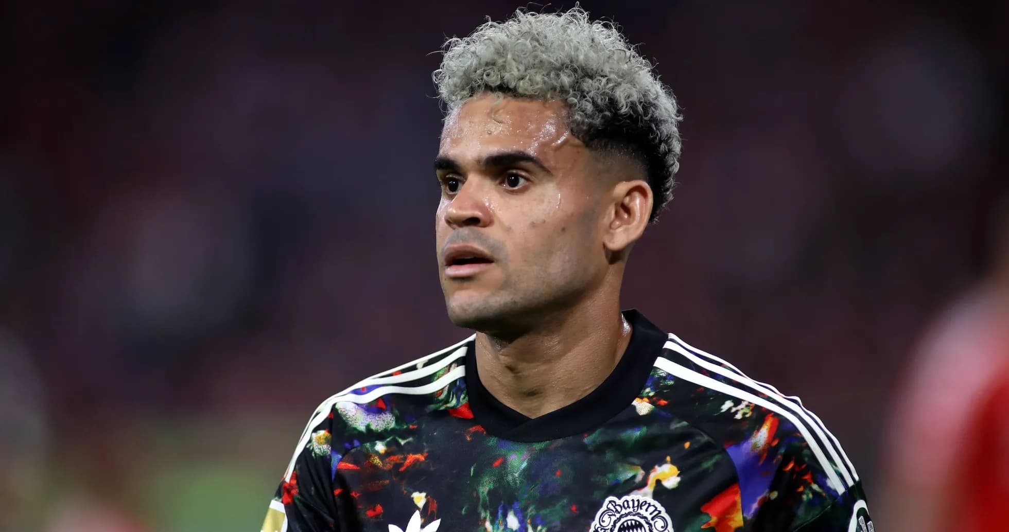 Jugador con camiseta de Bayern Munich en el campo