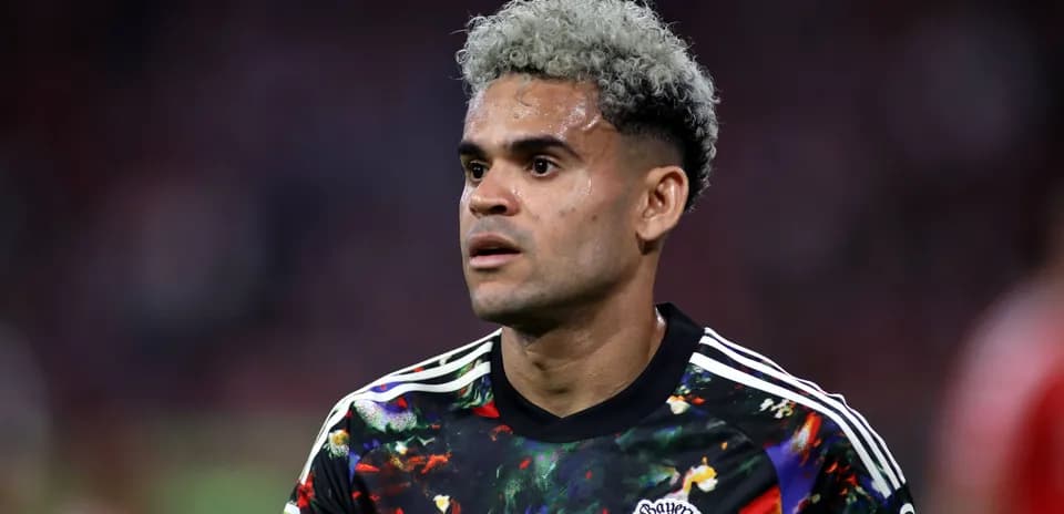 Jugador con camiseta de Bayern Munich en el campo