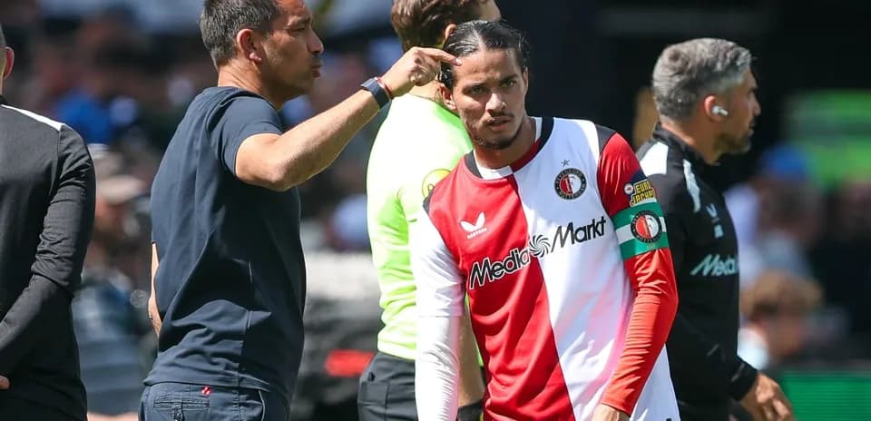 Entrenador hablando con jugador de Feyenoord en partido