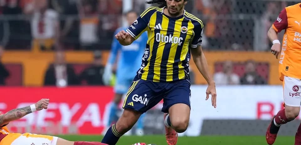 Jugador de Fenerbahçe corriendo tras el balón