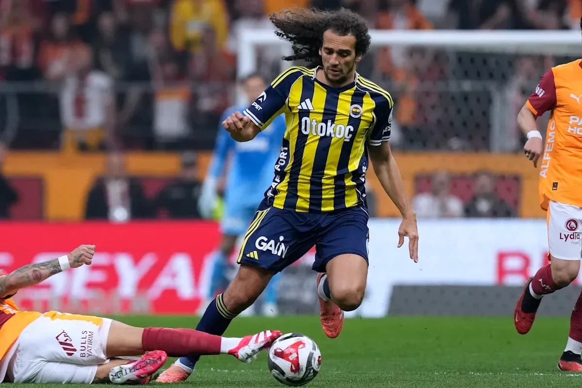 Jugador de Fenerbahçe corriendo tras el balón