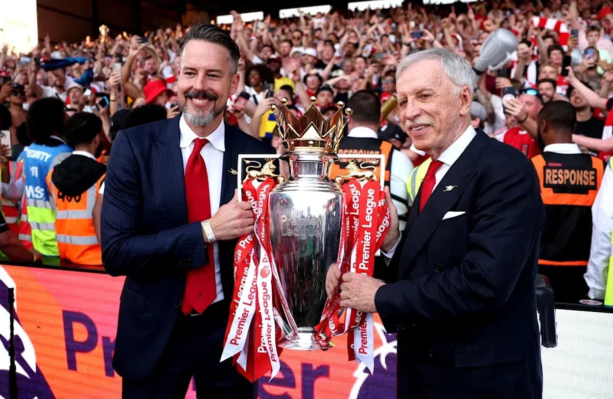 Directores sosteniendo el trofeo de la Premier League