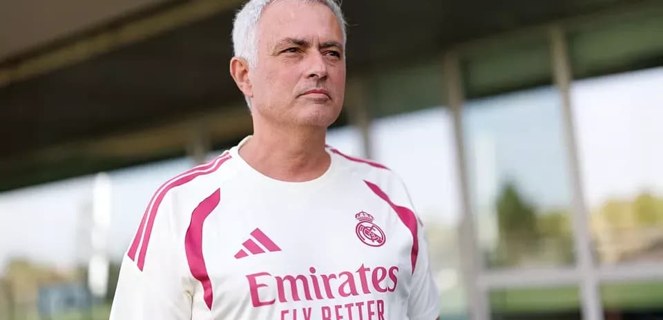 Entrenador de fútbol posando en camiseta del Real Madrid