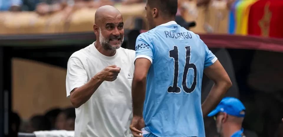 Entrenador hablando con jugador en la línea de banda