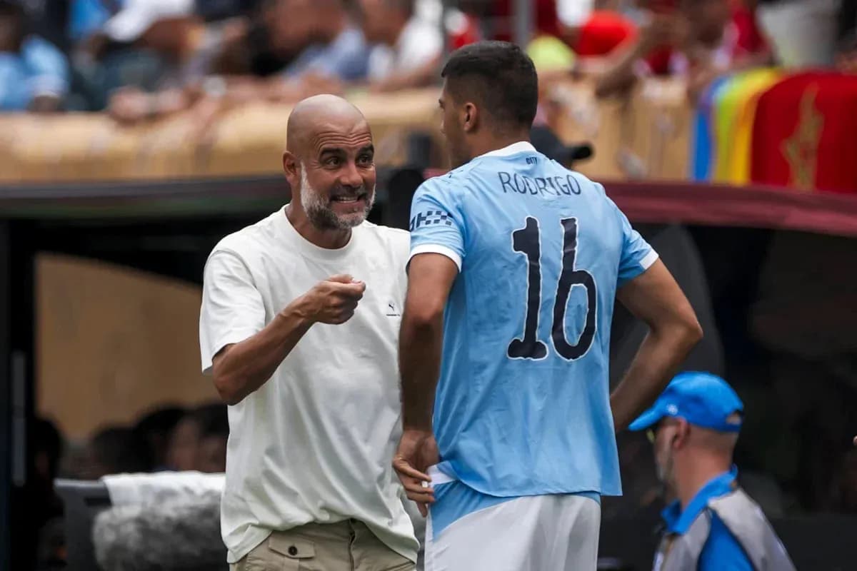 Entrenador hablando con jugador en la línea de banda