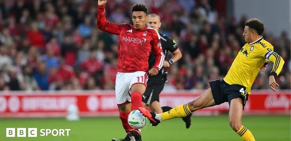 Jugador de Nottingham Forest evitando una falta