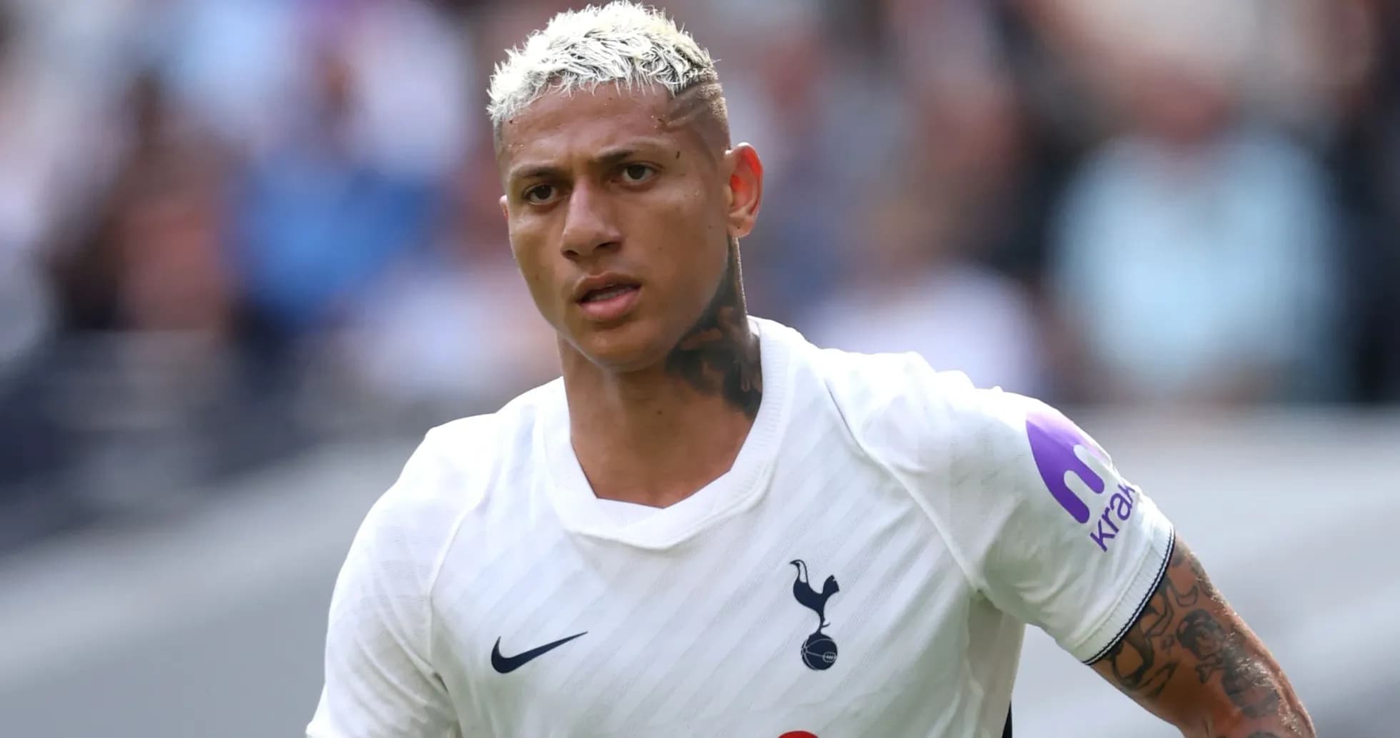 Jugador de Tottenham en acción durante el partido