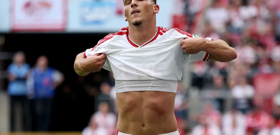 Jugador levantando su camiseta durante el partido