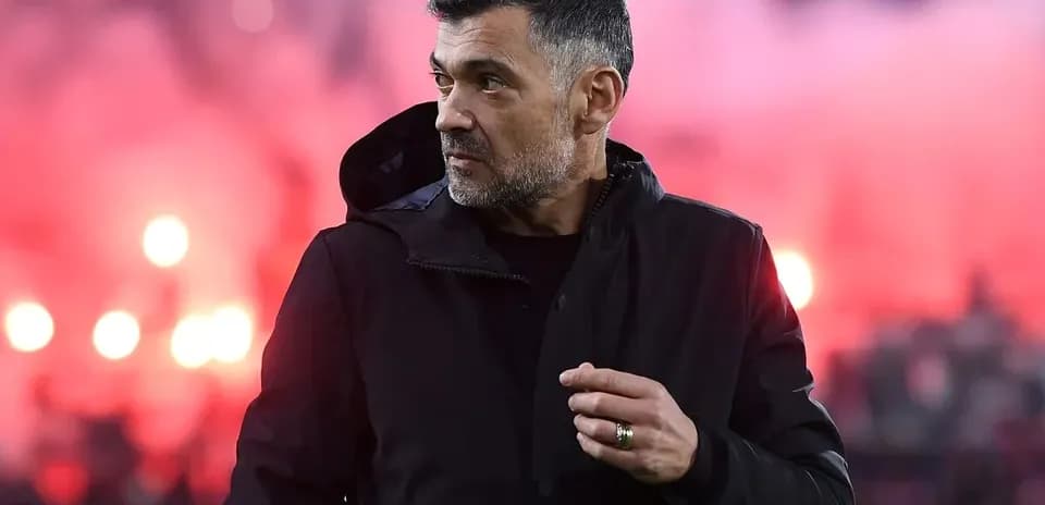 Entrenador en el campo con fondo de humo rojo