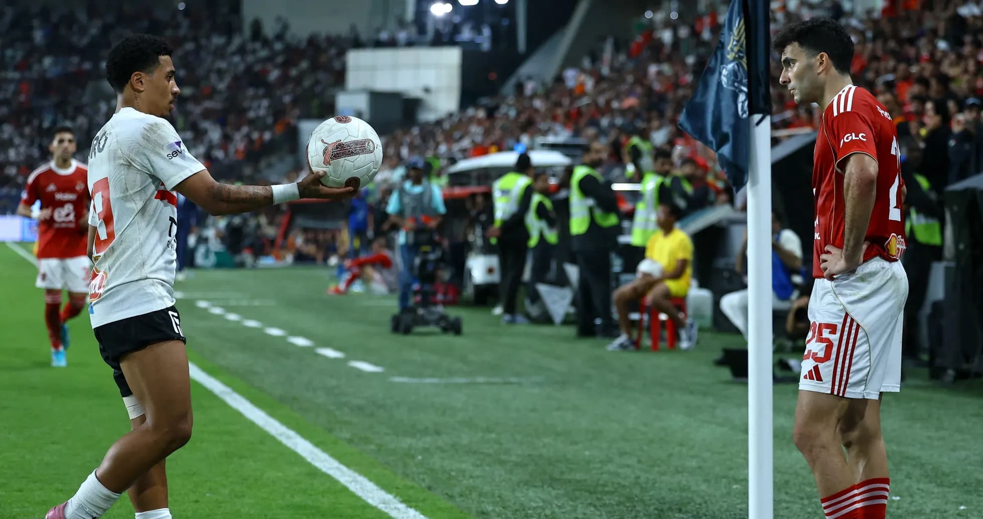 Jugador lanzando el balón desde la línea de banda