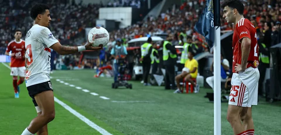 Jugador lanzando el balón desde la línea de banda