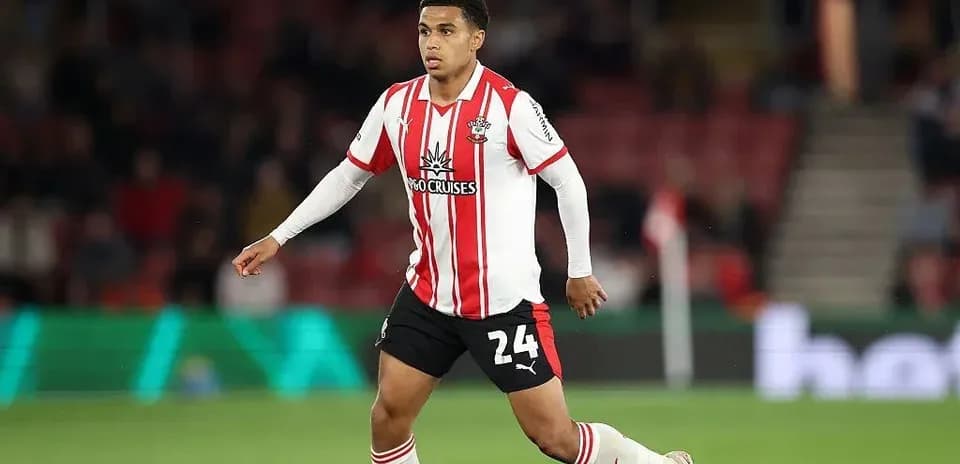 Jugador de Southampton corriendo en el campo de juego