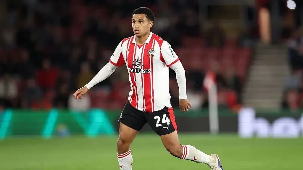 Jugador de Southampton corriendo en el campo de juego