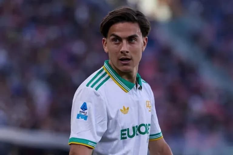 Jugador en acción durante un partido de fútbol