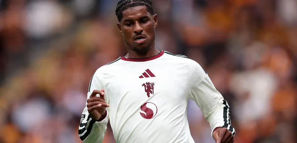 Jugador corriendo en el campo durante el partido