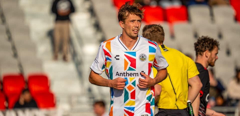 Jugador del Oakland Roots en partido de fútbol