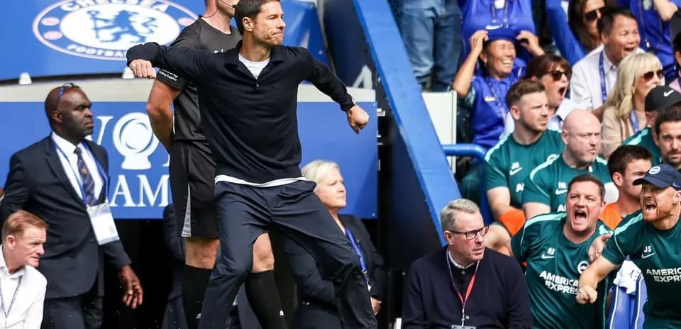 Entrenador gesticulando en la línea de banda