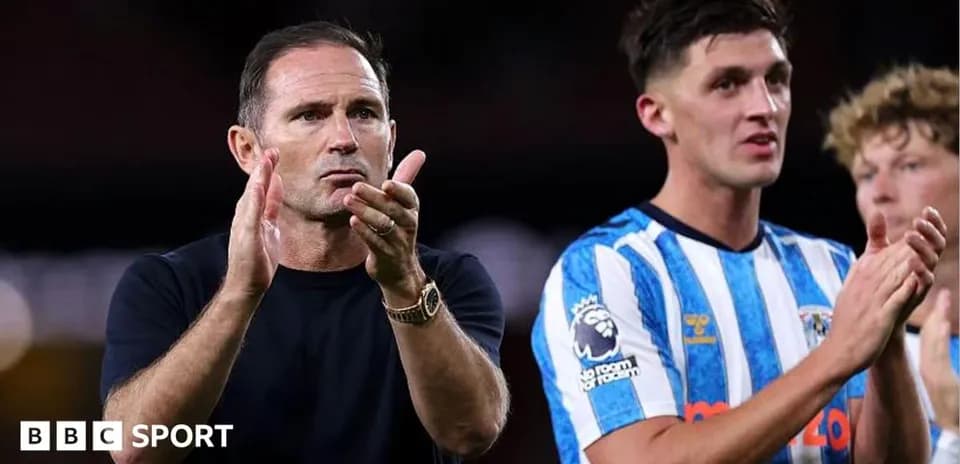 Entrenador aplaudiendo junto a jugadores al final del partido