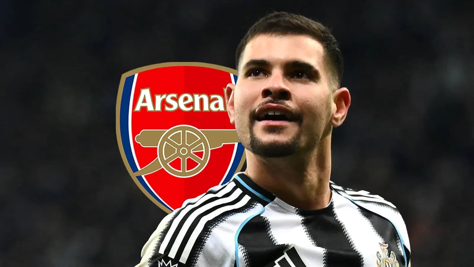 Jugador de Newcastle con logo de Arsenal de fondo