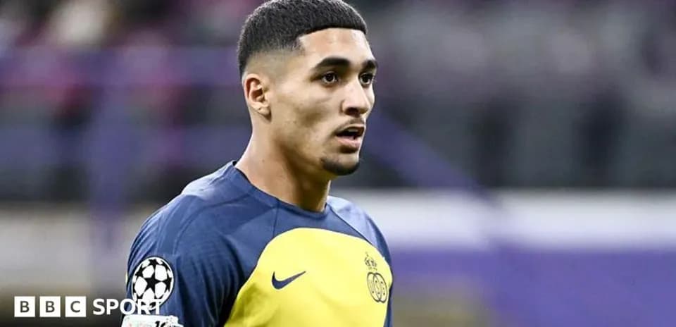 Jugador con camiseta amarilla en el campo de fútbol