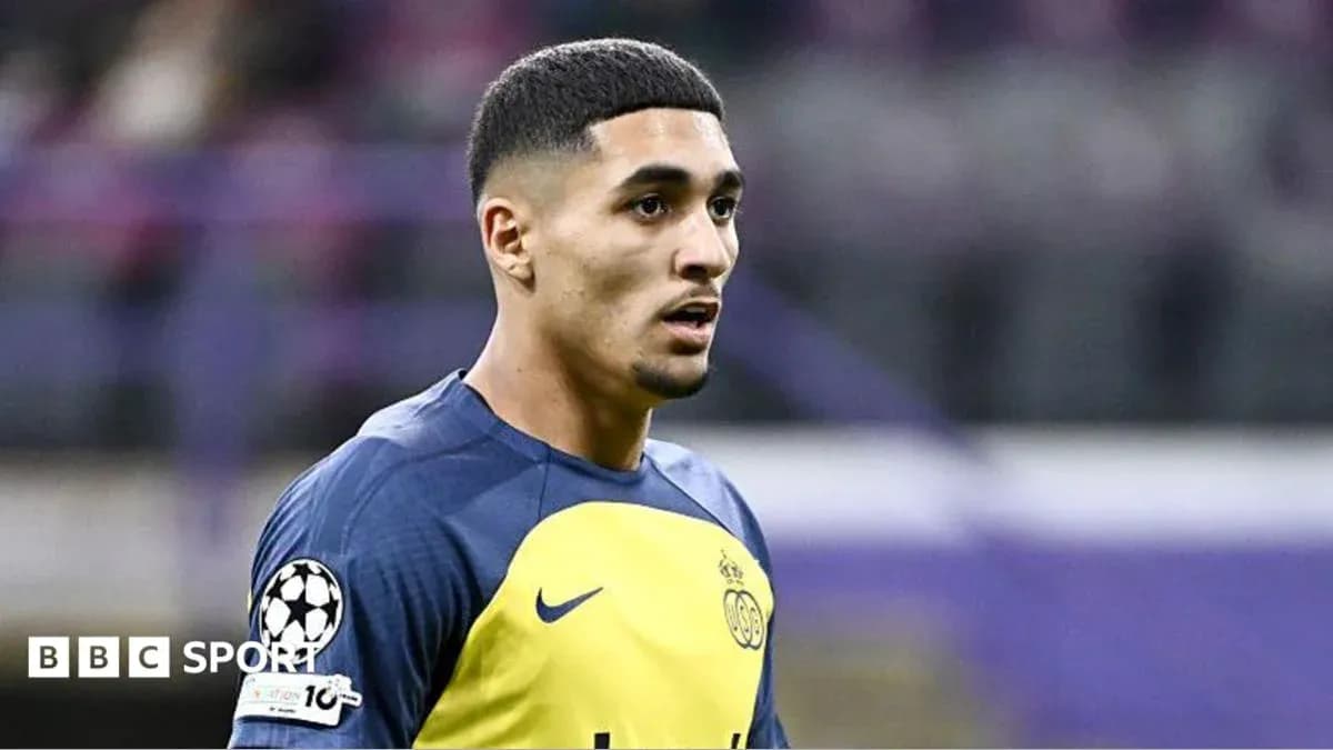 Jugador con camiseta amarilla en el campo de fútbol