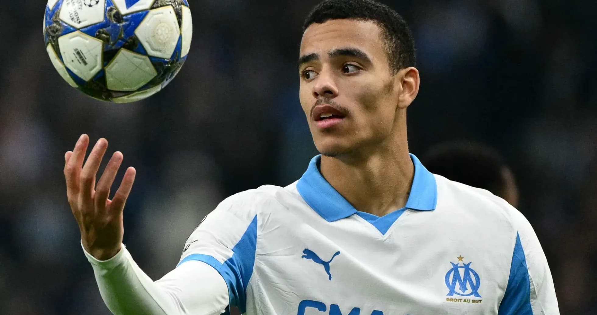 Jugador del Marseille controlando un balón de fútbol