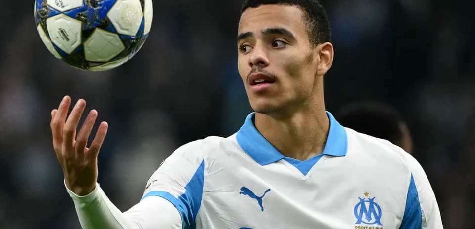 Jugador del Marseille controlando un balón de fútbol