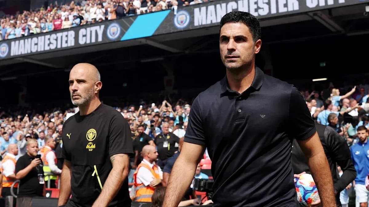 Entrenadores caminando hacia el campo en el estadio