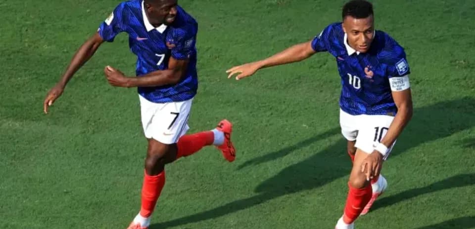 Dos jugadores celebrando un gol en el campo