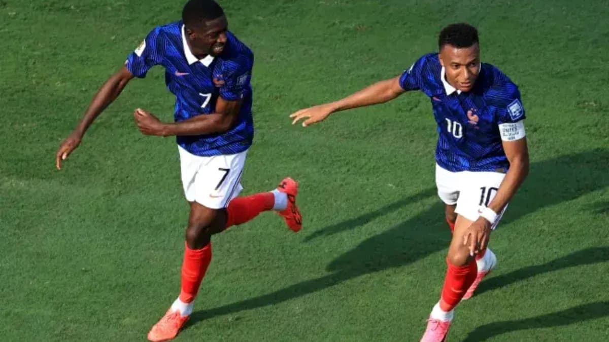 Dos jugadores celebrando un gol en el campo