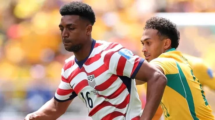 Jugador de Estados Unidos driblando a rival brasileño