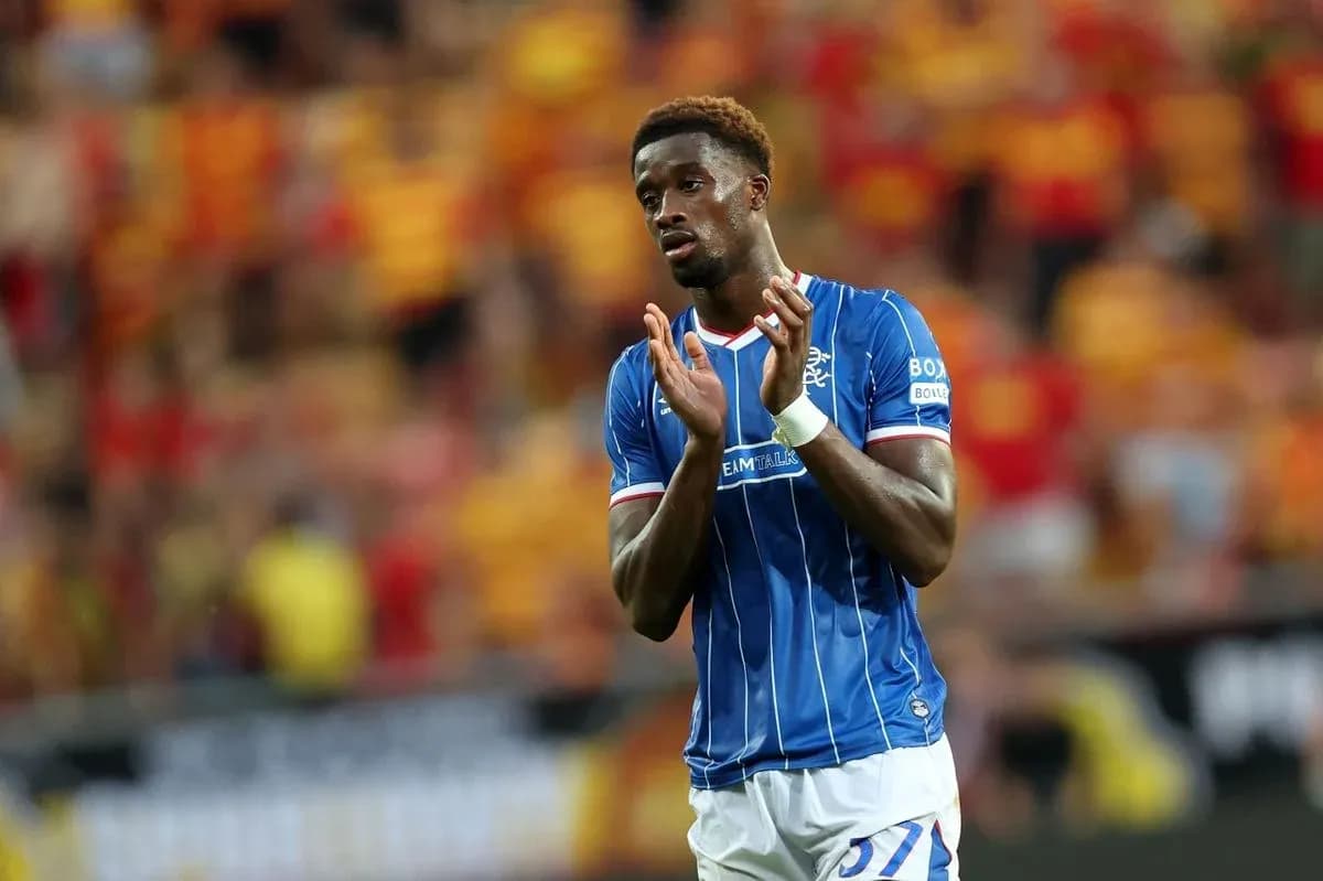 Jugador de Rangers aplaudiendo en el partido