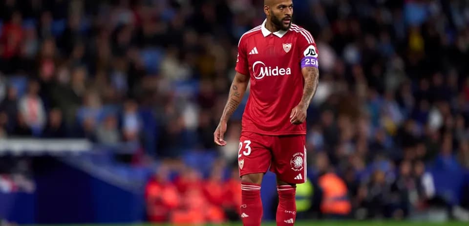 Jugador de Sevilla en acción durante el partido