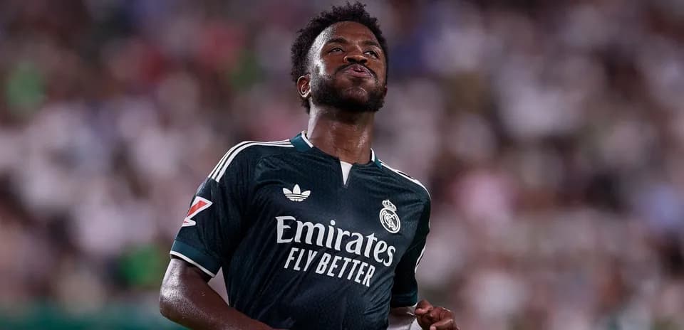 Jugador de Real Madrid en partido, mirada hacia arriba
