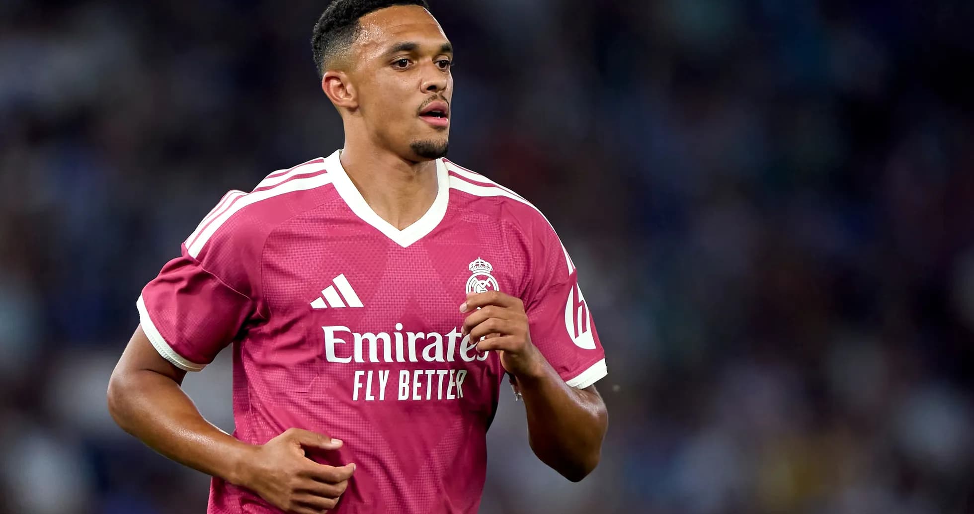 Jugador de Real Madrid corriendo en uniforme rosa