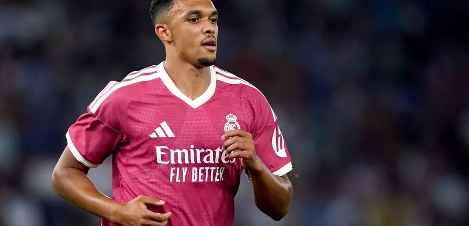 Jugador de Real Madrid corriendo en uniforme rosa