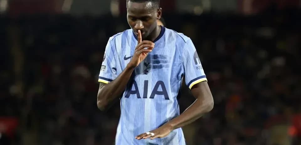 Jugador con camiseta de Tottenham haciendo gesto de silencio