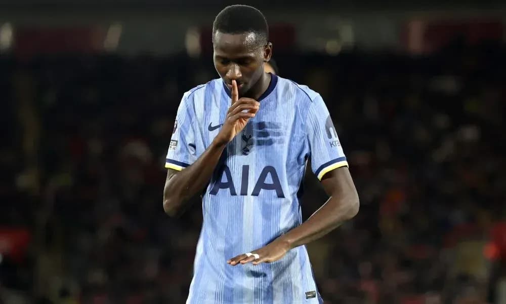 Jugador con camiseta de Tottenham haciendo gesto de silencio