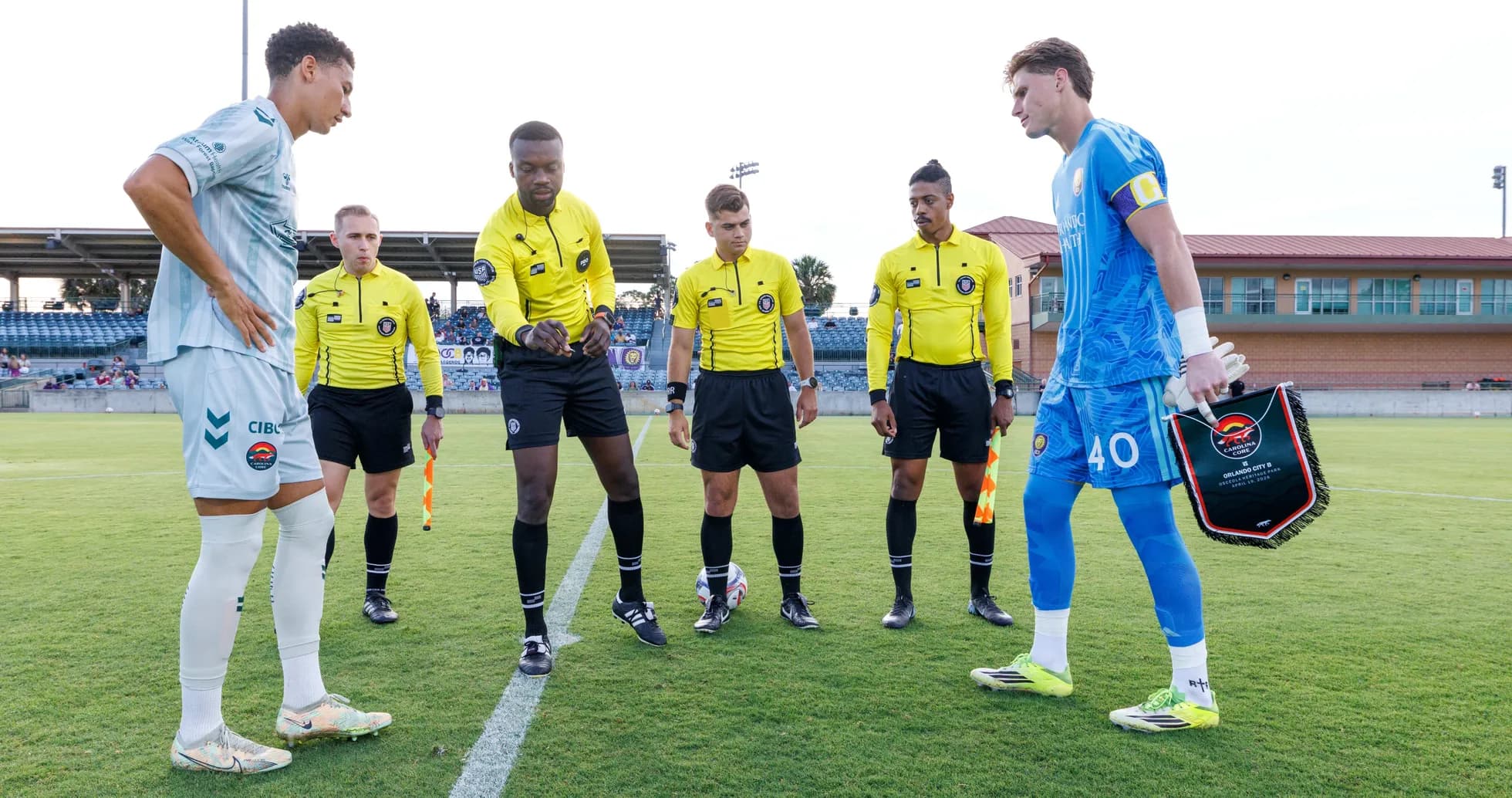 Capitanes y árbitros en el sorteo del partido