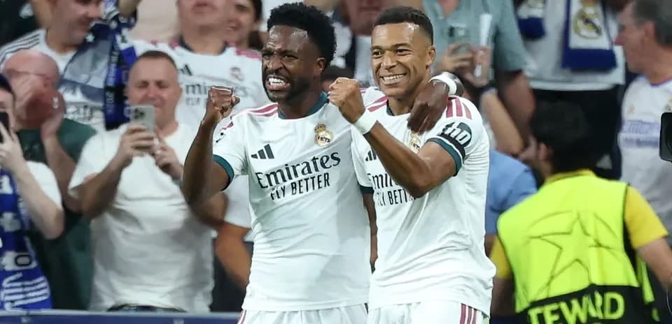 Jugadores del Real Madrid celebrando un gol juntos