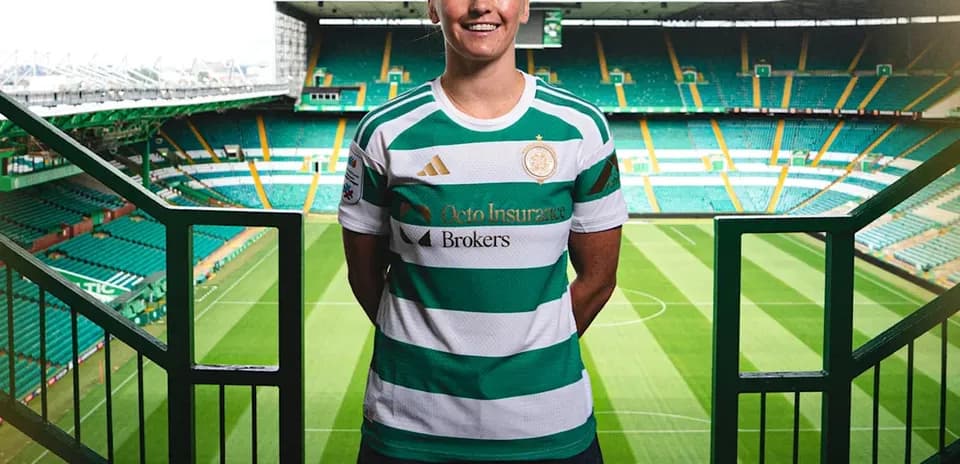 Jugadora posando en Celtic Park con camiseta del equipo