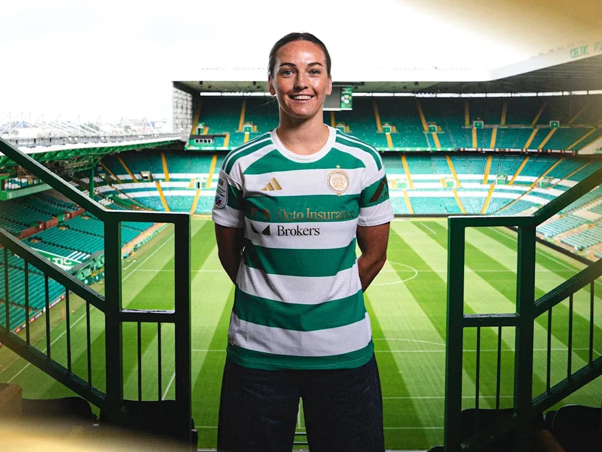Jugadora posando en Celtic Park con camiseta del equipo
