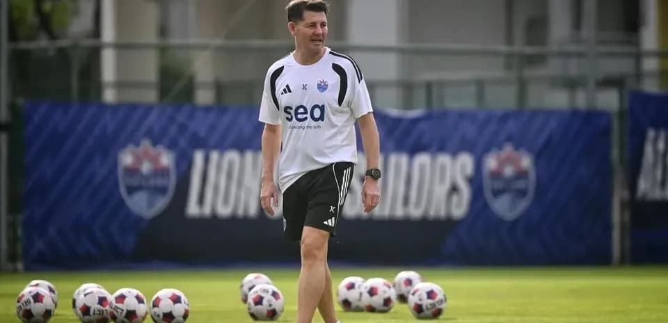 Entrenador caminando en el campo de entrenamiento