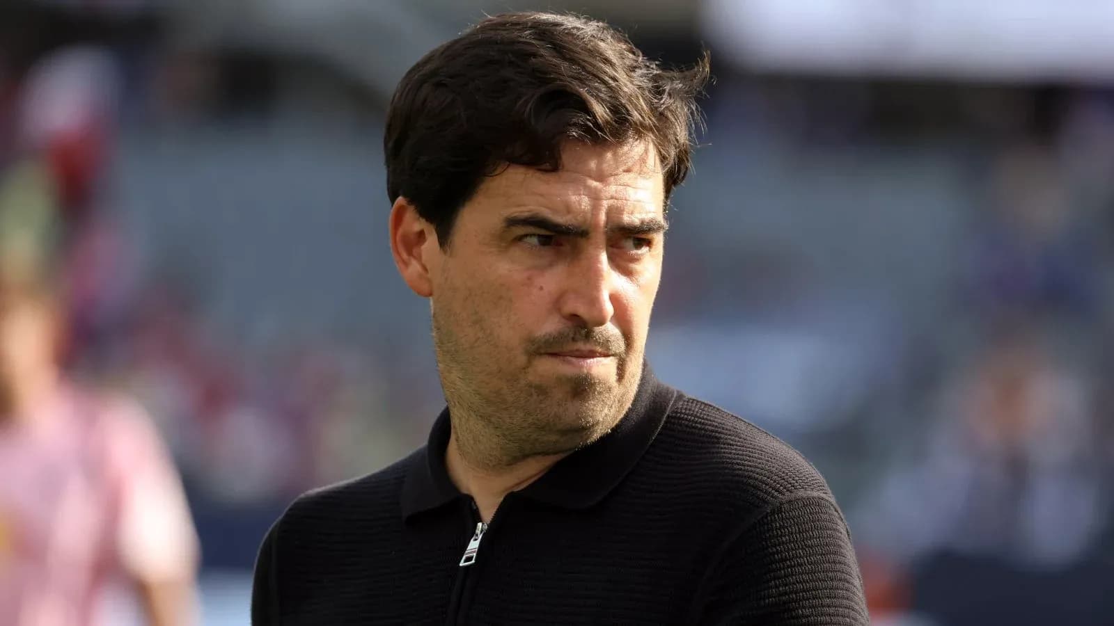 Entrenador observando el partido desde la línea lateral