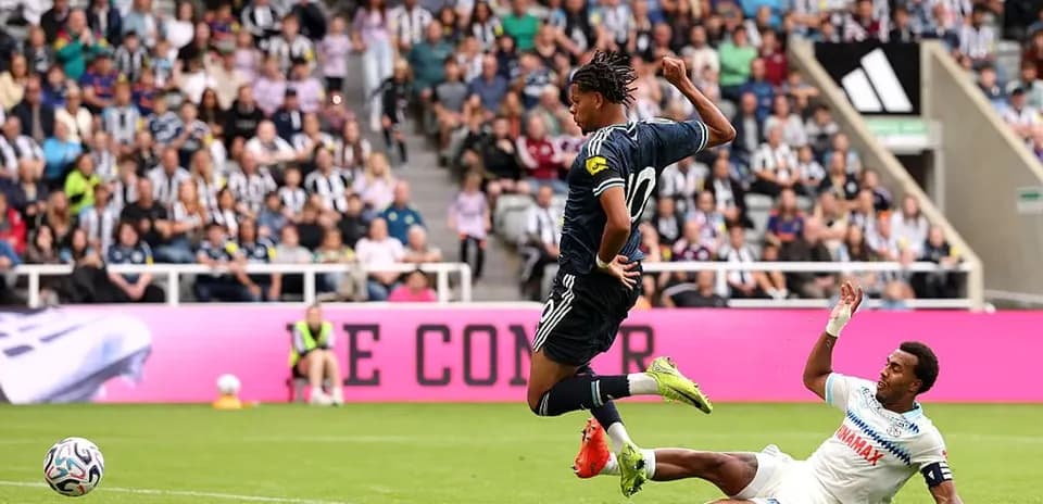Jugador saltando mientras otro intenta tacklearlos