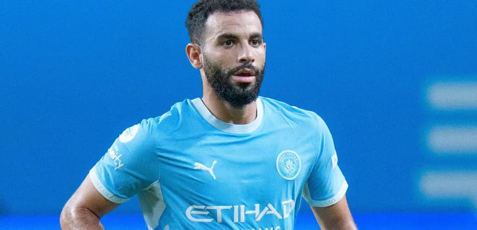 Jugador con camiseta de Manchester City en el campo