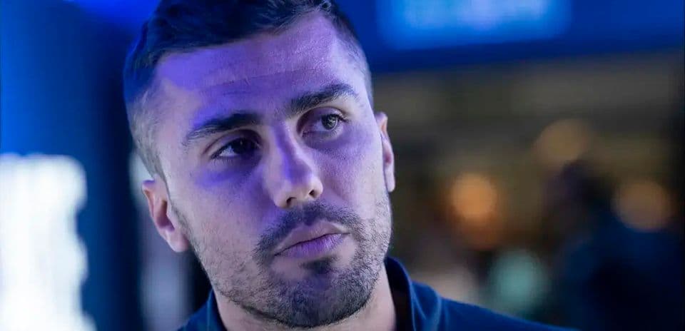 Jugador mirando durante evento con luz azul