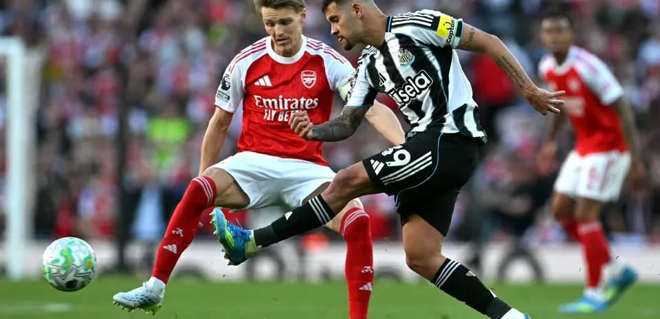 Jugador de Newcastle pateando el balón contra Arsenal