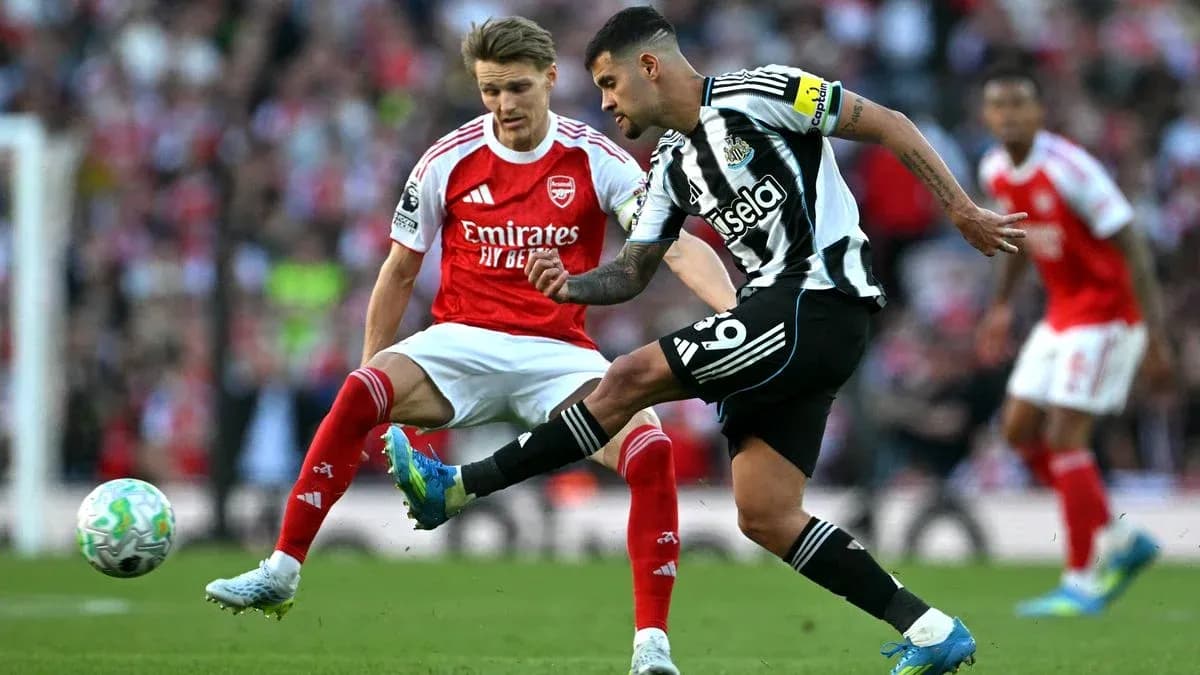 Jugador de Newcastle pateando el balón contra Arsenal