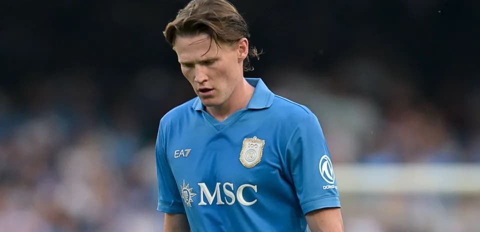 Jugador de Napoli con camiseta azul durante partido